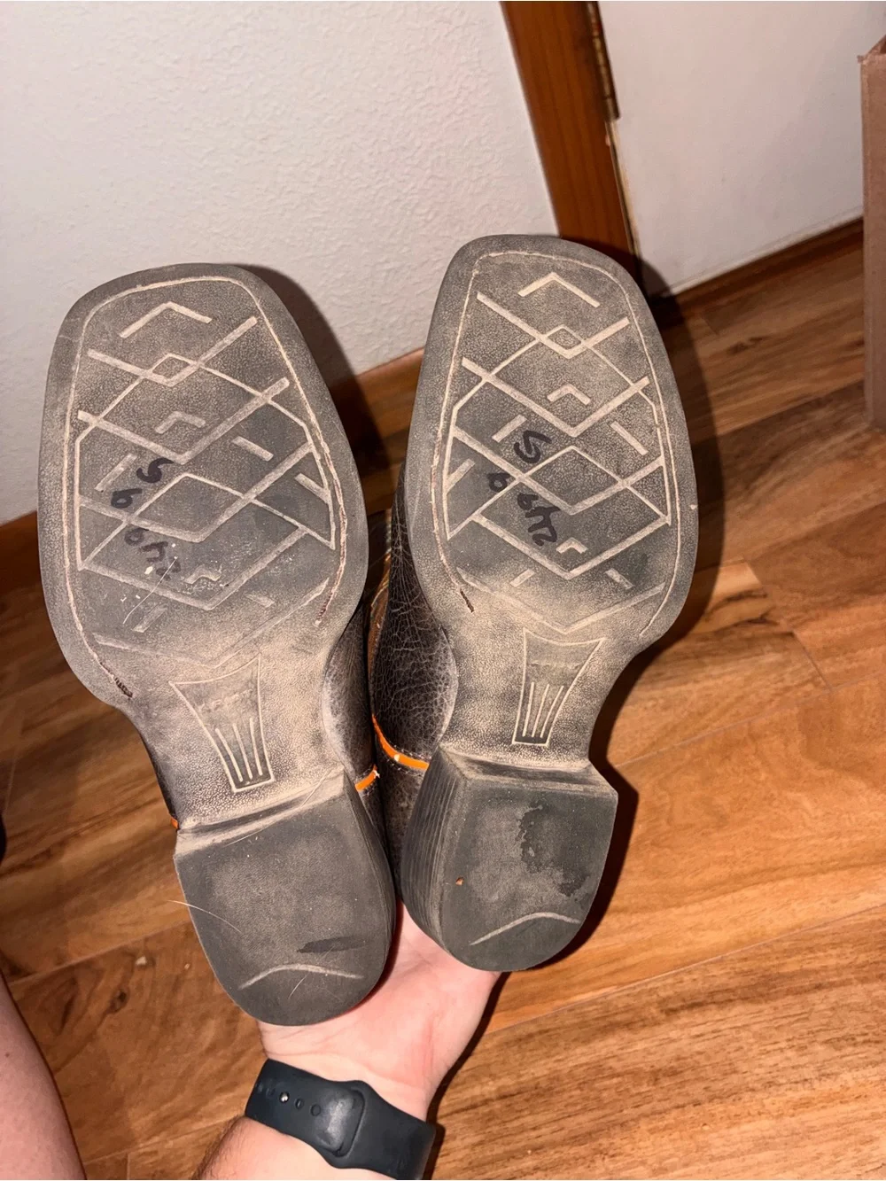 Ariat Boy’s Heritage Roughstock Cowboy Boots - size 4